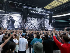 Fan de Oasis muere tras caer de grada en Wembley