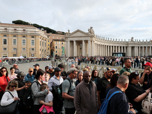 Multitud despide al papa Francisco en San Pedro