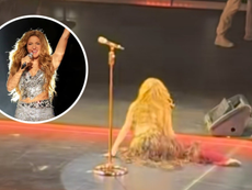 Shakira se cae en concierto y conquista con su reacción