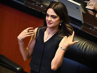 Retiran espectaculares de Andrea Chávez tras presión de Sheinbaum