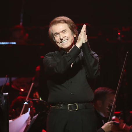 Pasa Raphael noche 'tranquilo y consciente', tras ser hospitalizado