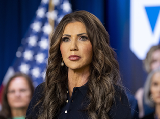 Roban bolso de Kristi Noem en Washington