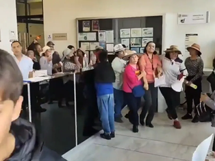 Campesinos irrumpen en SAT Puebla por IEPS