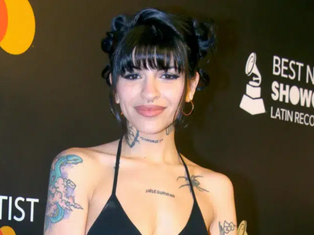 Cazzu estrena 'Con Otra'; Belinda la felicita