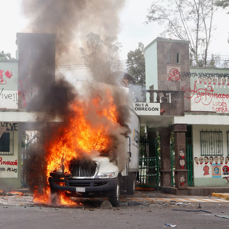 Protesta por Ayotzinapa: tumban puerta del Campo Militar 1