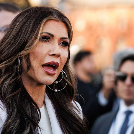 Noem hospitalizada tras reacción alérgica
