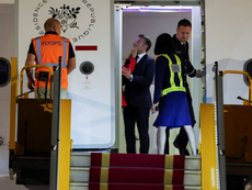 Brigitte empuja a Macron y se vuelve viral