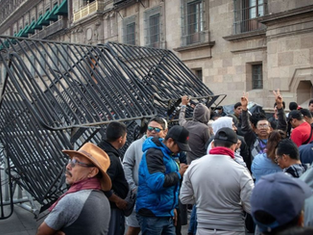 CNTE bloquea Palacio y obliga mañanera virtual