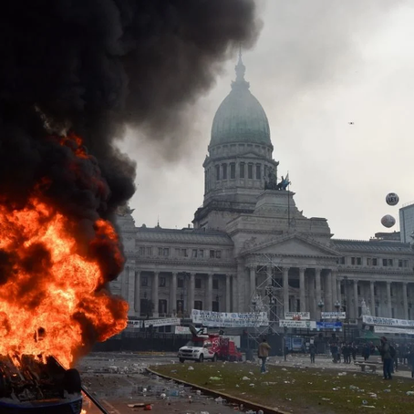 Protestas por la aprobación de la 'Ley Ómnibus' en Argentina