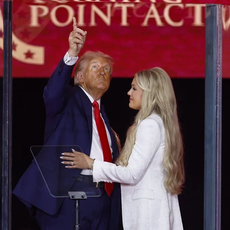 Trump honra a Charlie Kirk en multitudinario memorial