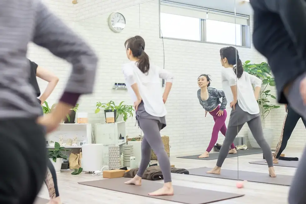 スタジオで複数人がヨガをしているレッスン風景