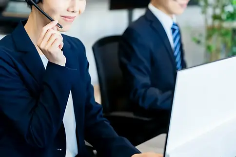 ヘッドセットを装着し、パソコンの画面を見ながら丁寧なコール業務(発信営業)を行う株式会社VAZ TWOのプロスタッフ