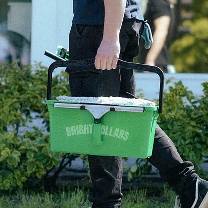 Bright Collars munkatárs körjáraton megy ablakot tisztítani Budapesten