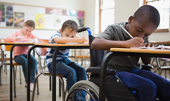 Élève en situation de handicap dans une salle de classe