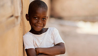 Enfant bénéficiant du projet de cuniculture de Keliel ASBL pour favoriser son autonomie