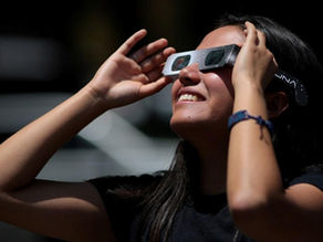 Vous recherchez des lunettes d’éclipse en Île-de-France disponibles immédiatement? Alpha Optique dispose d’un stock massif prêt à être distribué pour répondre à une demande en forte hausse à l’approche de l'éclipse solaire du 12 août 2026, phénomène astronomique rare.