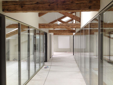 Travaux de finition avant l'achèvement du plateau de bureaux sous toiture