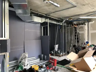 Mise en place des gaines de ventilation de la future clinique dentaire