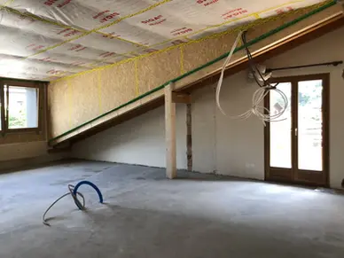 Mise en œuvre de l'isolation de la toiture de la lucarne