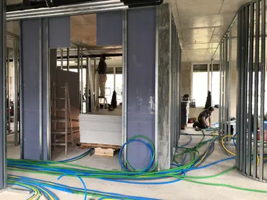 Pose des tubes électriques dans les cloisons de la future clinique dentaire