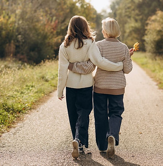 mutter tochter spazergang.jpg