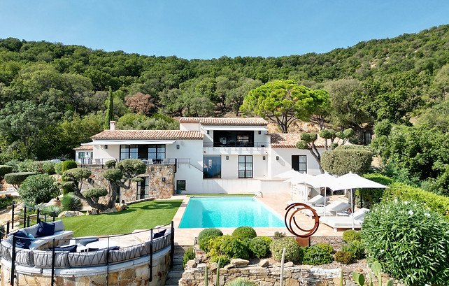 Villa rénovée à louer vue sur le golfe de Saint-Tropez, piscine et jardin