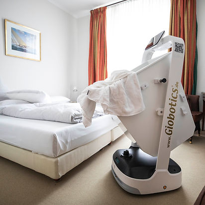 PuduBot2 mit Schütte im Hotel von Giobotics