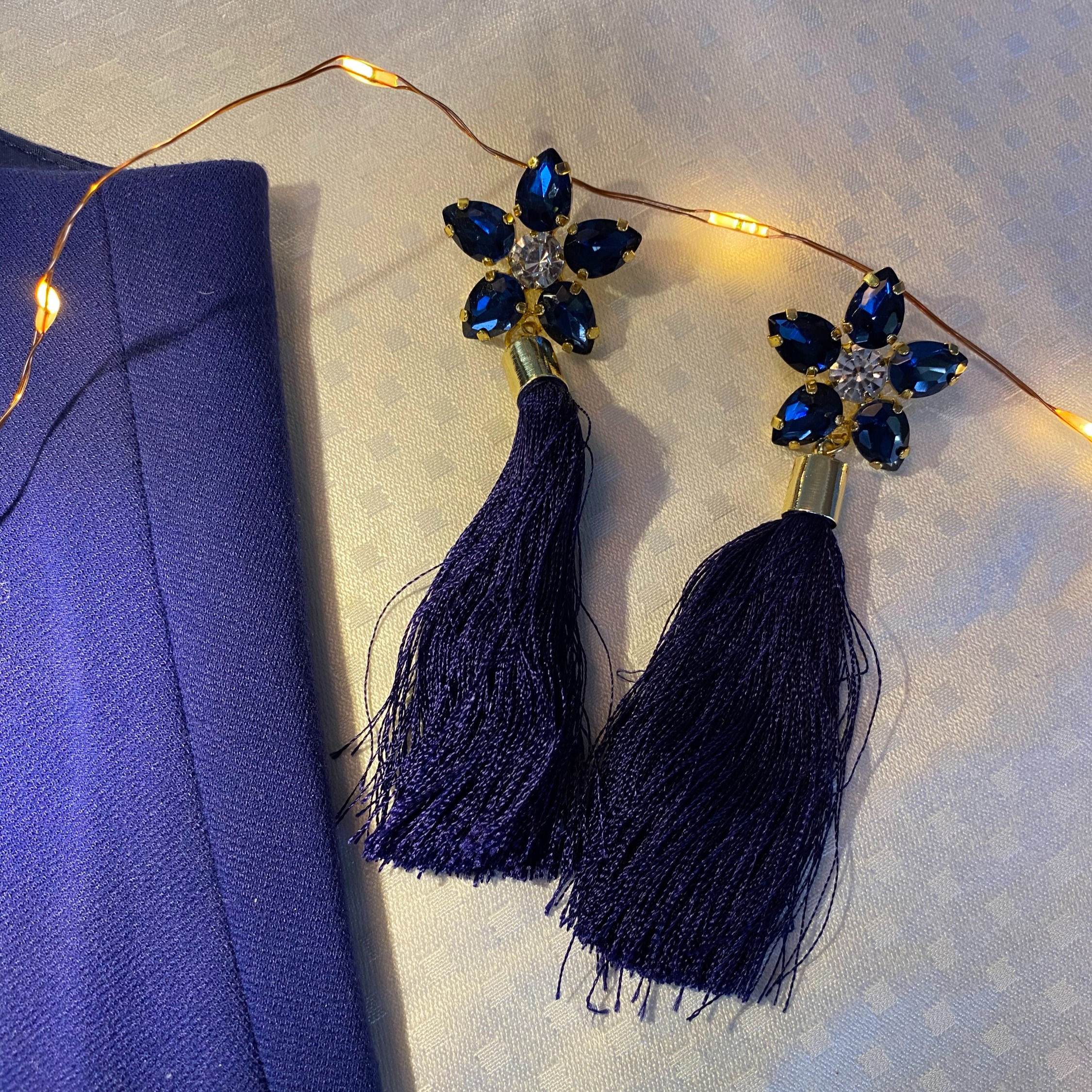 Blauwe kwastjes oorbellen met steentjes