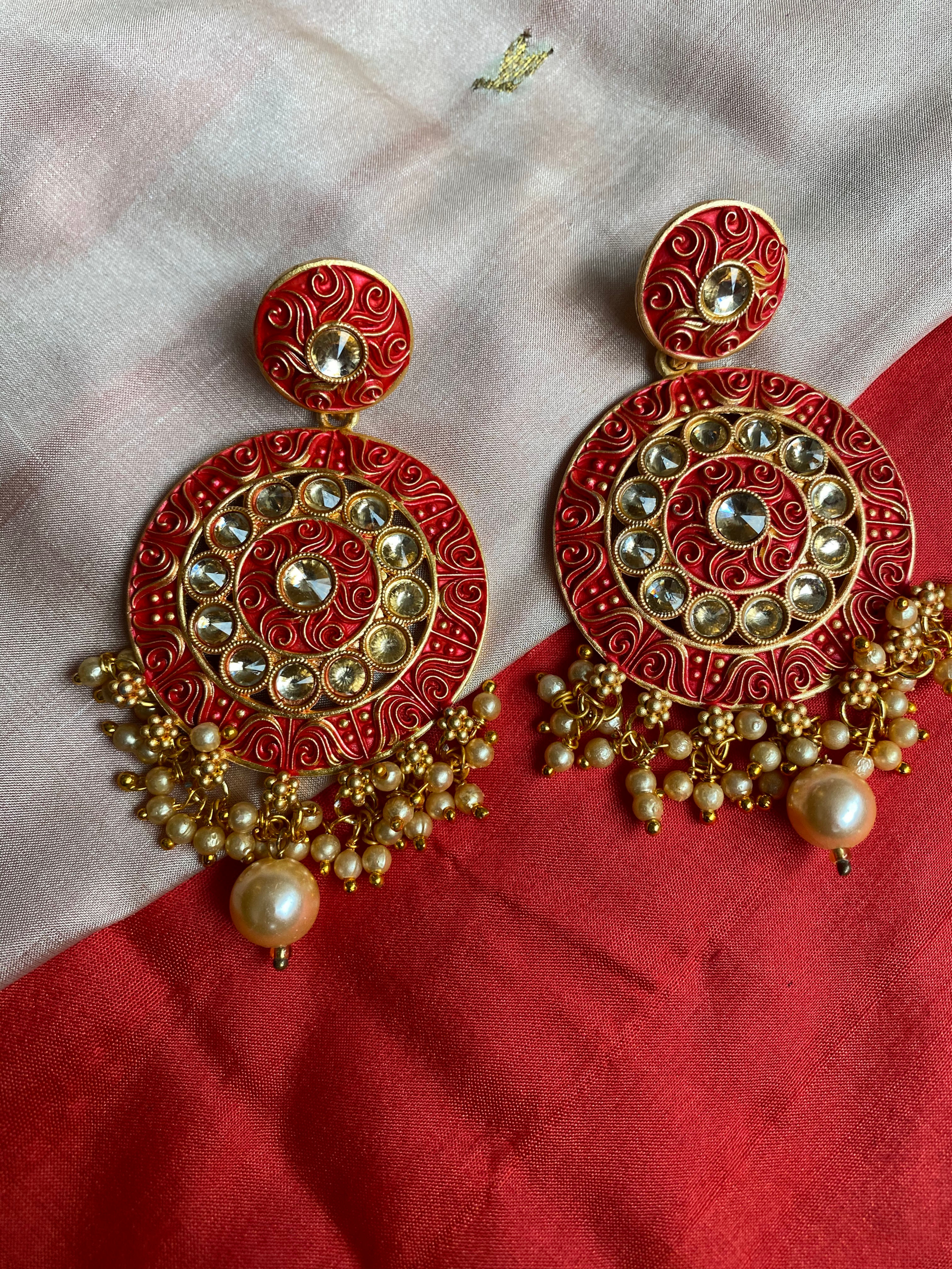 Rood en goud oorbellen