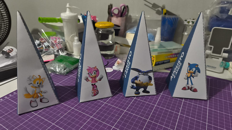 As mesmas quatro caixas piramidais, agora mostrando o verso com o logotipo "Sonic Origins Plus" e um grupo de personagens da franquia na base.