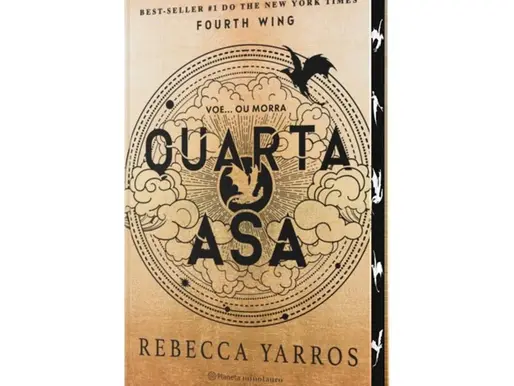 Capa do livro "Quarta Asa" de Rebecca Yarros, com fundo dourado, ilustrações de nuvens e um dragão preto voando, além do título em destaque e o subtítulo "Voe... ou morra".