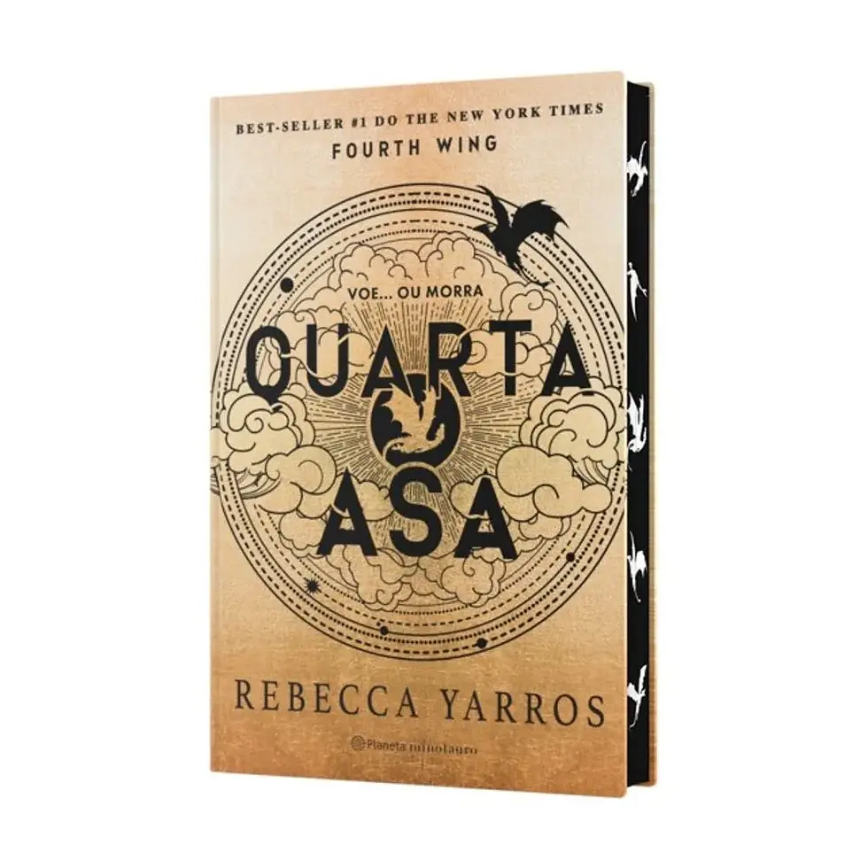 Capa do livro "Quarta Asa" de Rebecca Yarros, com fundo dourado, ilustrações de nuvens e um dragão preto voando, além do título em destaque e o subtítulo "Voe... ou morra".