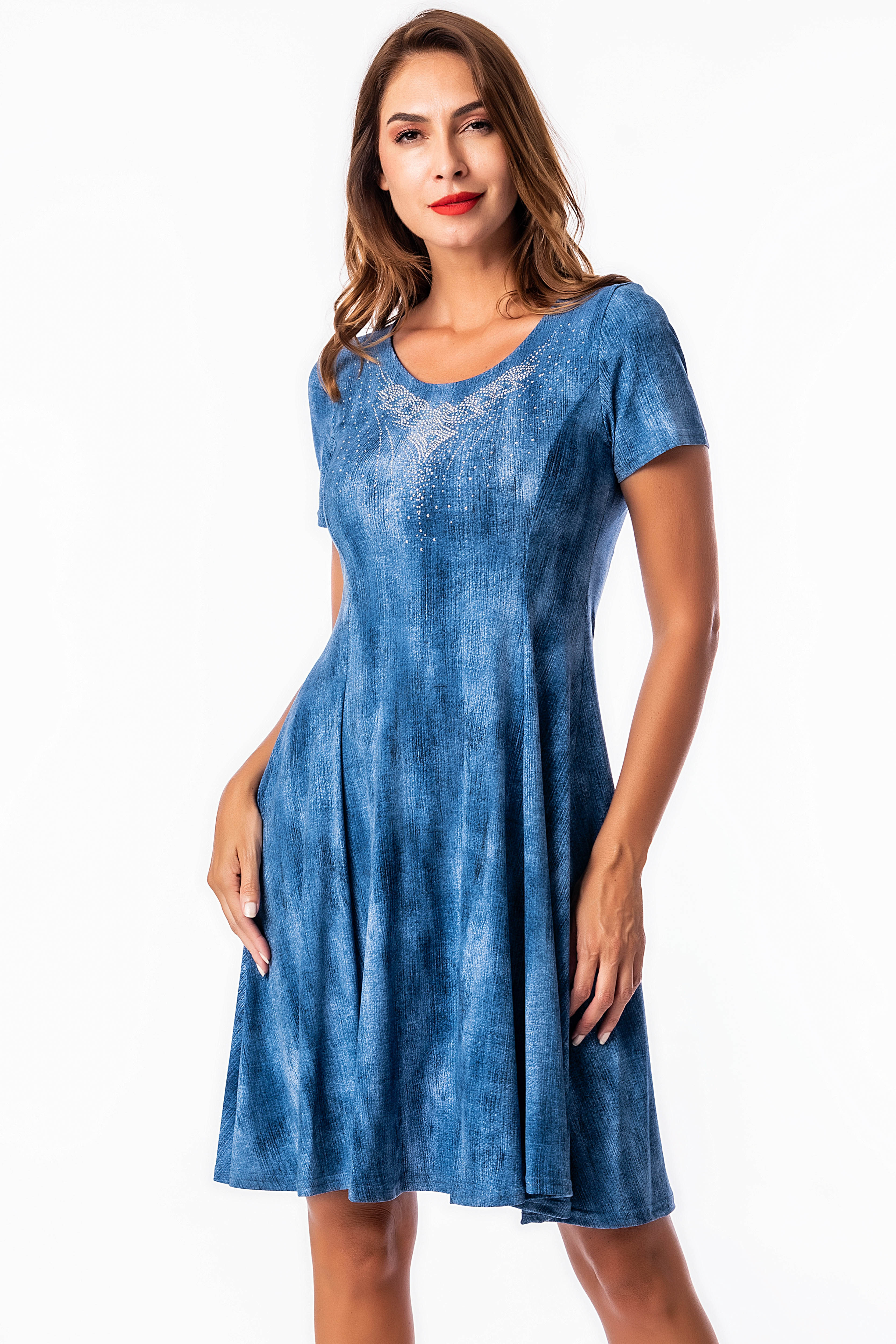 Vestido manga corta con pedrería en escote - Masquenada