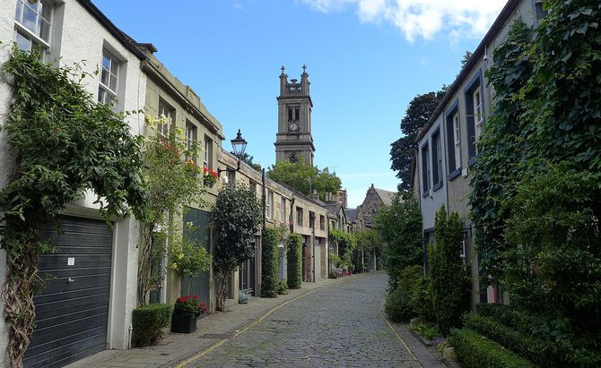 A Picturesque Stroll Down Circus Lane, Edinburgh: What Makes It So Special