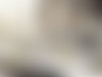 Op kantoor buigt een jurist zich over het opstellen en controleren van contracten.
