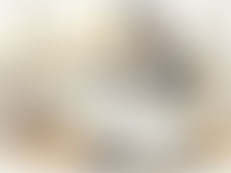 På kontoret sitter översättare och går noggrant igenom dokument.