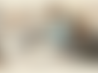 Markkinointitiimi vertailee toimistolla erilaisia käännöstyökaluja löytääkseen parhaan vaihtoehdon käyttöönsä.