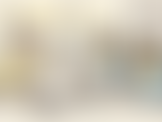 Während einer Besprechung im Unternehmen gehen Übersetzer gemeinsam wichtige Unterlagen durch.