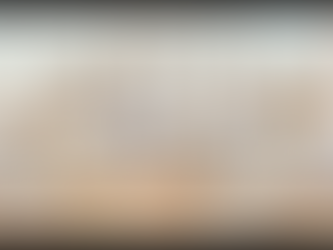 Ein Team aus Mitarbeitern prüft gemeinsam Übersetzungsunterlagen im Büro.