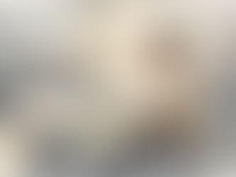 En kvinna sitter och jobbar vid sin laptop på ett öppet kontor.