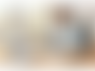 Eine Mitarbeiterin prüft an ihrem Schreibtisch pharmazeutische Übersetzungen in mehreren Sprachen auf ihre Richtigkeit.