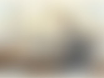 En jurist går igenom papper på kontoret i det tidiga morgonljuset.