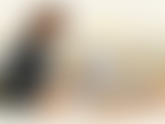 En facköversättare går noggrant igenom dokument på sitt kontor.