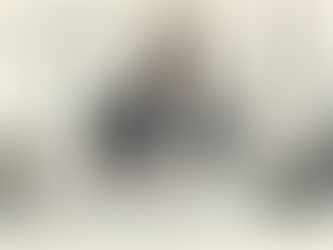 Kvinde gennemgår fejl i oversættelser af lovgivningsdokumenter