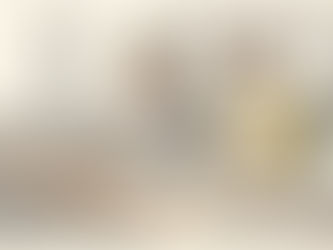 Juristische Übersetzerinnen und Übersetzer arbeiten gemeinsam an einem Schreibtisch im Büro.