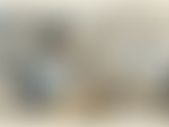 En kvinna sitter vid ett gemensamt kontorsbord och arbetar med AI-baserad översättning.