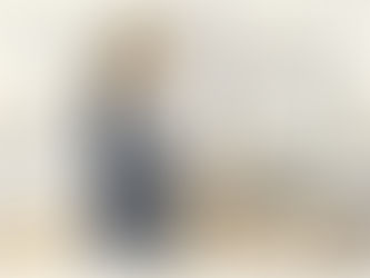 Projektledaren går igenom översättningen vid sitt skrivbord på kontoret.