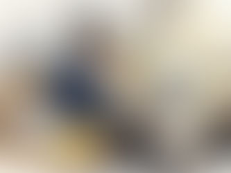 En kvinna går igenom säkerhetsrelaterade dokument på sitt kontor.