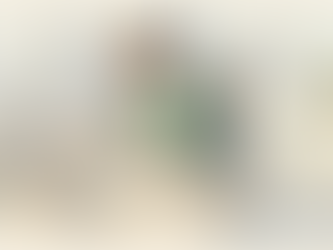 Een projectmanager bekijkt op kantoor nauwkeurig de vertaalde documenten om alles te controleren.