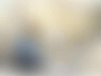 En kvinna går igenom ISO-dokument på sitt kontor